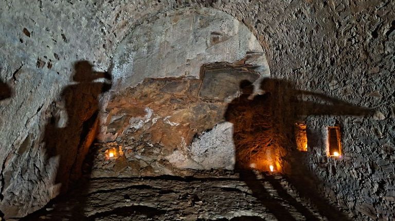 Las bodegas del siglo XVII descubiertas en Monforte abren por un día a las visitas