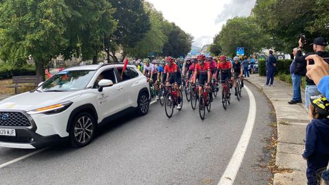 La salida de la etapa reina de la Volta Ciclista a Galicia comenzó con un descenso neutralizado en A Pobra de Trives.