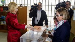 a portavoz nacional de UPyD, Rosa Dez, ha ejercecido su derecho al voto en un colegio de Sodupe, en Gees (Bizkaia)