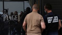 Un agente de la Polica francesa, junto a la joyera, que fue objeto de un atraco, situada en la Rue de la Paix, en plena milla de oro de Pars.