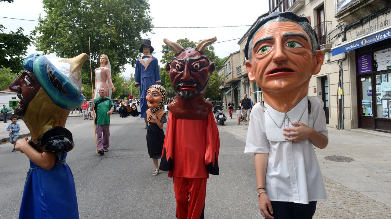 Os cabezudos e os xigantes son uns dos atractivos das festas de Allariz