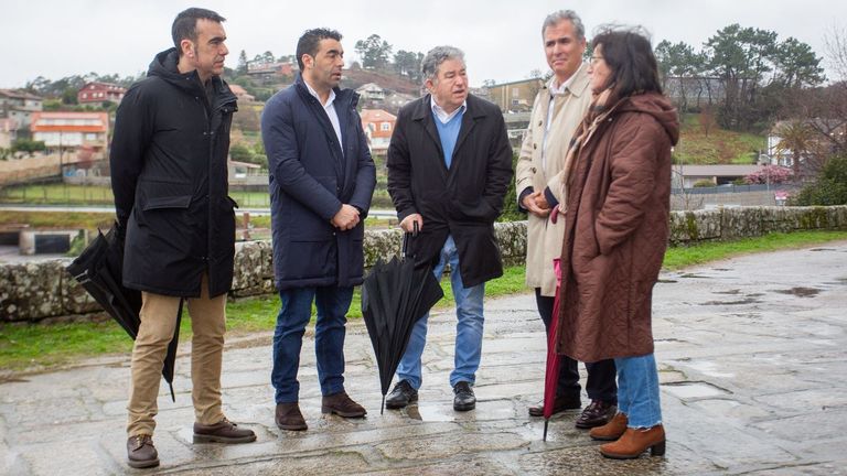 Fernández Lores y Luis López exhiben colaboración en Lérez al dar cuenta de la nueva iluminación