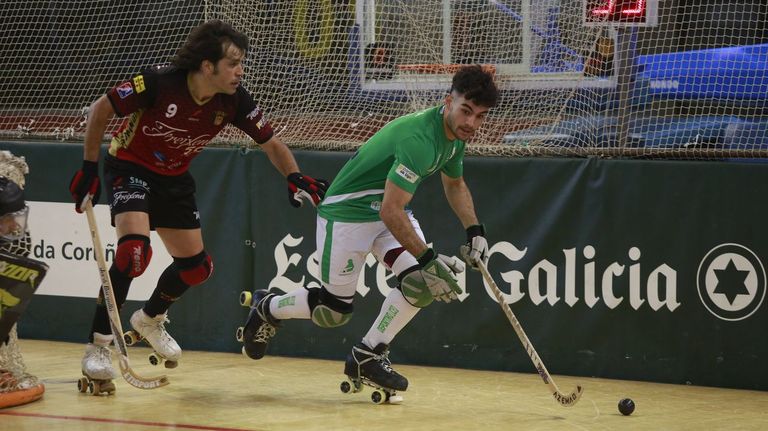 Lance del tercer encuentro de la eliminatoria entre el Liceo y el Noia, disputado en el Palacio de los Deportes de Riazor