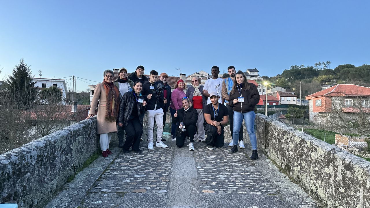 Los participantes en el documental con los miembros del equipo que desarroll� el proyecto