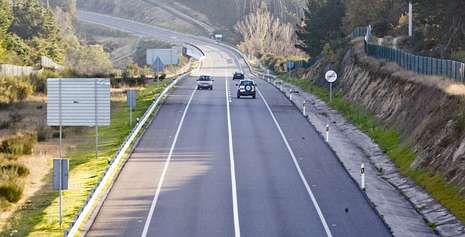 El superviviente del accidente de O Corgo: �Nunca vin nada parecido ao desa noite�.El punto en el que se produjo el choque mortal, por donde circulan los veh�culos en la imagen y donde finaliza la l�nea continua. 