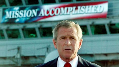 Bush durante su discurso en el portaviones Abraham Lincoln dando por cumplida la misión en Irak.