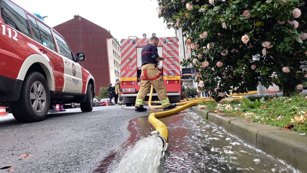 A lo largo de la maana, los bomberos estuvieron evacuando el agua que aneg el garaje, situado en la avenida de Monforte