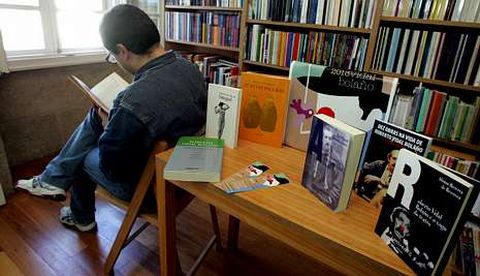Libros de e sobre Roberto Vidal Bolao na librera Couceiro, en Santiago.