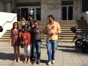 Los candidatos de Marea de Vigo repartieron publicidad electoral ante la sede de Hacienda