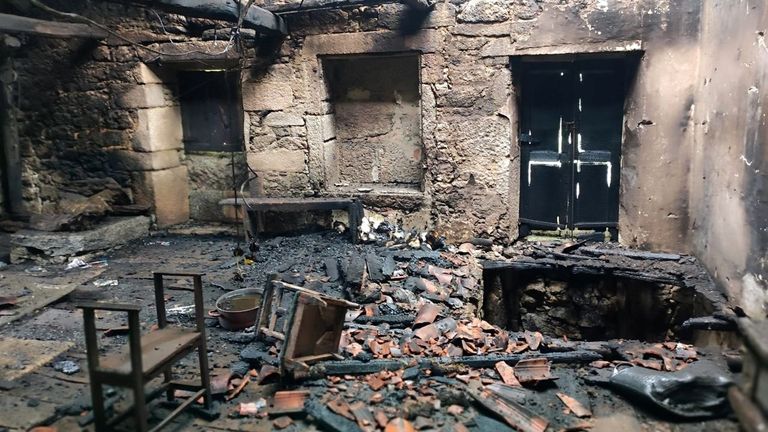 El incendio caus importantes daos en el edificio, situado en la localidad de Abume