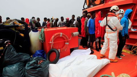Los cuerpos de los cuatro fallecidos y decenas de rescatados llegan al puerto de Tarifa