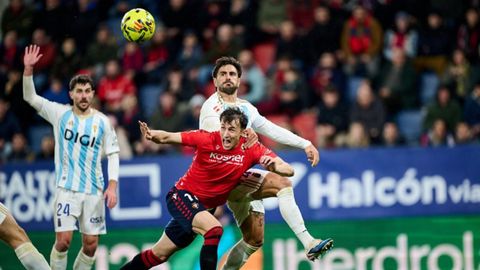 Costas disputa un bal�n con Budimir durante el Osasuna-Real Oviedo
