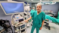 El cirujano Alberto Toscano, este viernes en un quirfano de Povisa