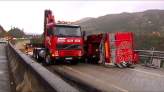Cortada la entrada a la A-52 en Ourense tras el vuelco de un cami�n cargado de madera