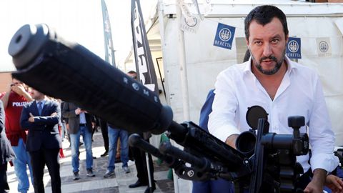 Matteo Salvini junto a un rifle de francotirador en el aniversario del Servicio de Operaciones de Seguridad Central