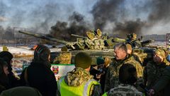 Petro Poroshenko se desplaz a Chernihiv para observar unas maniobras millitares en el primer da de la ley marcial