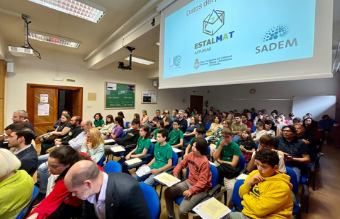 La consejera de Educaci�n, Eva Ledo, ha asistido hoy a la inauguraci�n de la Jornada de Est�mulo de Talento Matem�tico. En la imagen, la consejera charla con el alumnado seleccionado para participar en la primera edici�n del programa Estalma