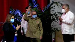 Raúl Castro Ruz es aplaudido a su llegada este viernes al VIII Congreso del Partido Comunista de Cuba