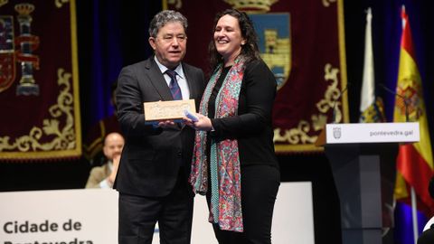 Entrega de los premios Cidade de Pontevedra. El alcalde, Miguel Anxo Fernández Lores, con Judith Rey