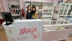 Beatriz, nueva propietaria, junto a Paula, empleada de Alicia Moda Infantil