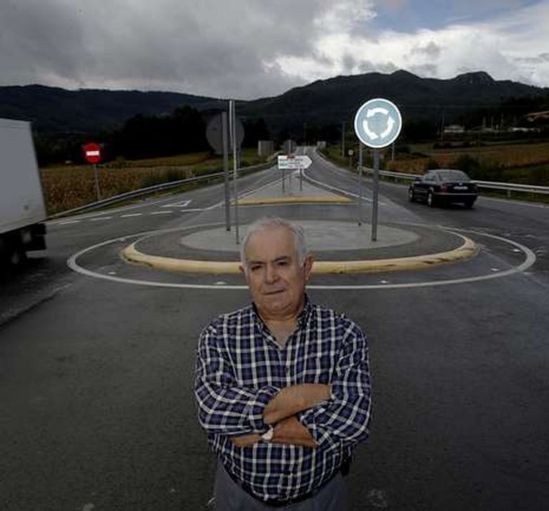 Enrique González recogió firmas entre sus vecinos para reclamar a la Xunta una solución.