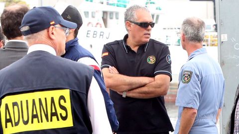 Lino Alonso, en el 2019 de espalda vistiendo chaleco de Aduanas, durante la descarga de 2.500 kilos de coca decomisados a bordo del barco Gure Leire.