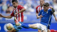 Viti disputa un balón con Canella durante el Real Oviedo - Lugo