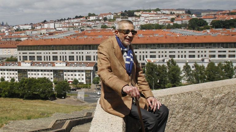 Carlos Blanco Vilanova, en una fotografía del año 2015 junto a Fontiñas, donde residía