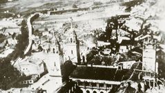 En esta imagen area de Lugo se puede ver al fondo a la izquierda la voladura de la Muralla en 1921 para abrir una nueva puerta