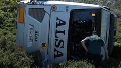 Accidentados son atendidos por los servicios sanitarios tras despearse un autobs con 48 pasajeros en la subida a los Lagos de Covadonga
