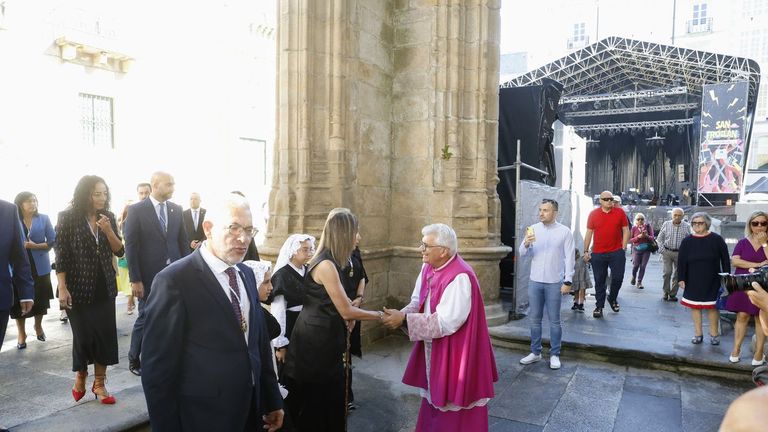 La alcaldesa y los concejales del PSOE y del BNG participaron en la ofrenda a San Froilán, acto del que se ausentó, una vez más, el BNG