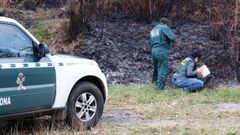 Guardia civil, incendios, incendio, fuego.Dos guardias civiles recogen pruebas de un incendio