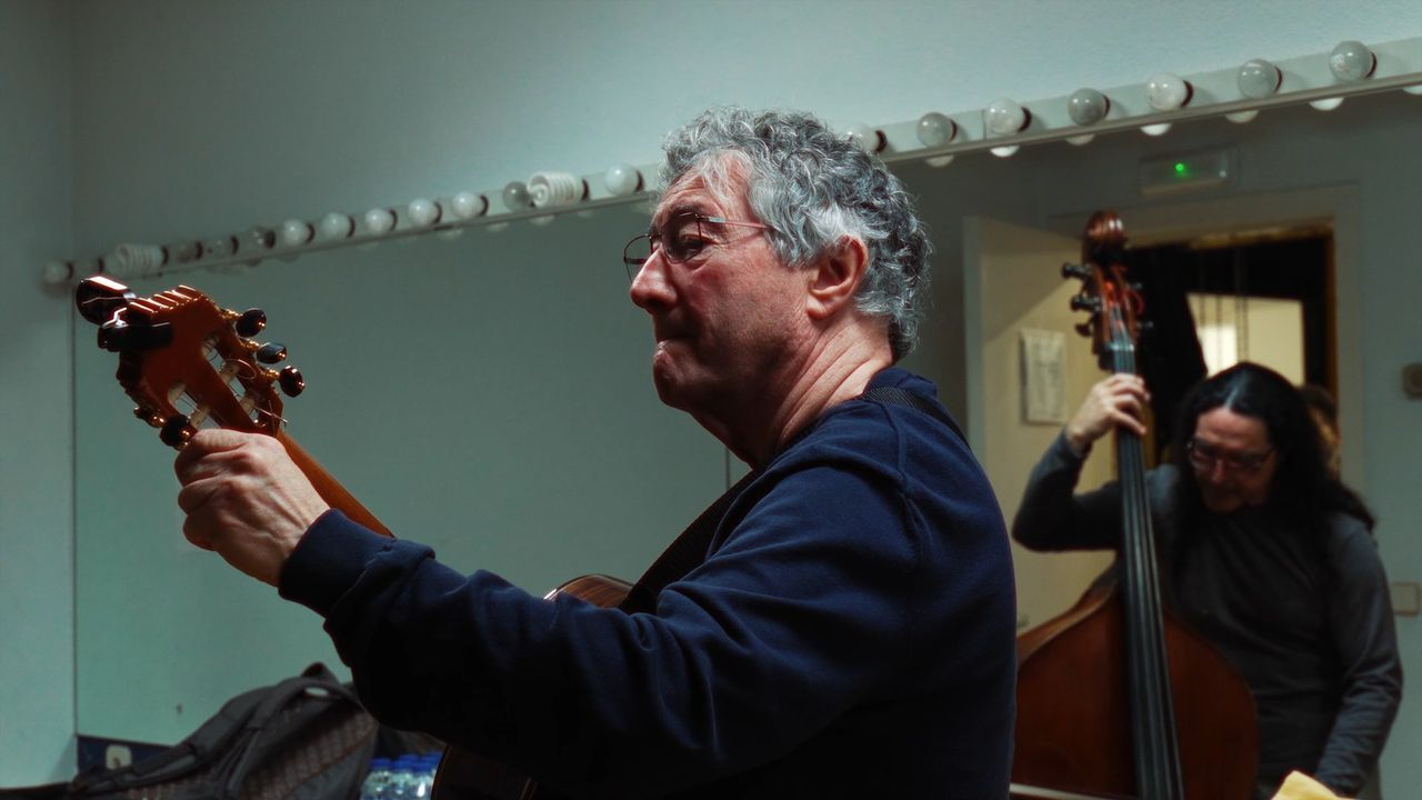 C&eacute;sar Mor&aacute;n compaxinou a s&uacute;a paix&oacute;n pola m&uacute;sica coa docencia como mestre de Lingua e Literatura no instituto Agra do Orz&aacute;n da Coru&ntilde;a