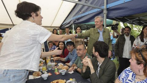 El presidente de la Xunta, Alfonso Rueda, saludando a la lder del BNG, Ana Pontn