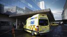 Imagen de una ambulancia llegando a la entrada de Urgencias del Hospital Clínico.