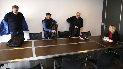 La alcaldesa y representantes de la plantilla, este miércoles; los de la empresa concesionaria (FCC) declinaron salir en la imagen