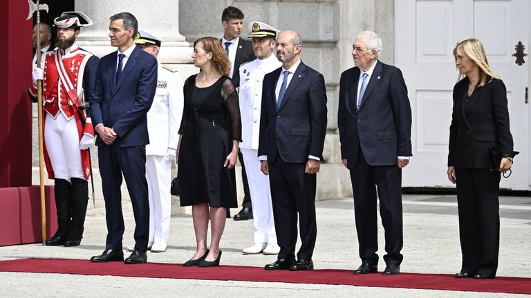 «Pedro Sánchez, en posición de descanso durante el himno»