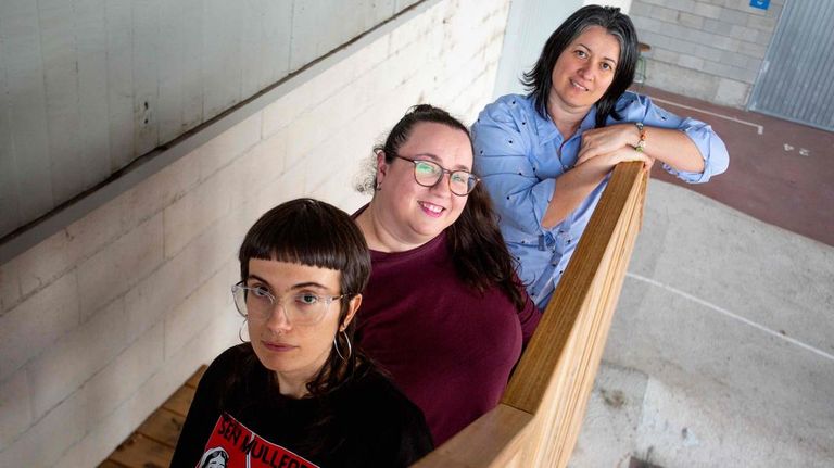 Mujeres con título en combatir el machismo: «Queda por hacer, fui sola a comprar un coche y el vendedor me decía que lo comentase en casa»