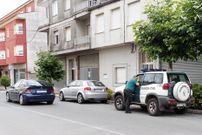 Una patrulla de la Guardia Civil custodiando el coche donde se produjeron los hechos
