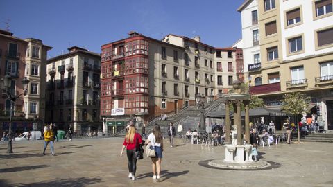 bilbao.Imagen del Casco Viejo de Bilbao. La ría separa al núcleo medieval del moderno barrio de Abando. La ciudad se divide en ocho distritos