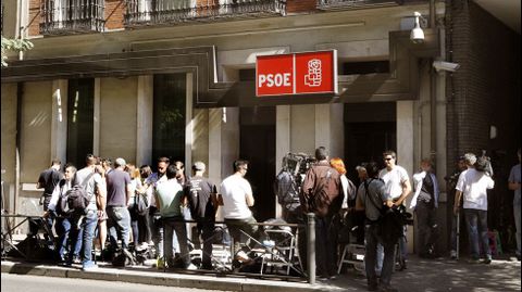 Medios de comunicacin ante la sede del PSOE en Ferraz 