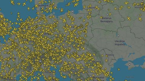 Radar de vuelo muestra en tiempo real la circulación de aviones con el espacio aéreo de Ucrania cerrado.