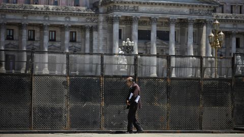 Una valla metlica rodea el Congreso de la Nacin antes de que el proyecto de ley de Presupuesto para el ao 2019 se debata en el Senado de Argentina. 