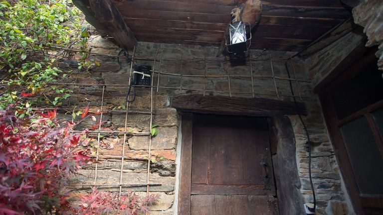 Un teléfono fijo en un muro exterior, en el patio de una casa rural de la montaña de Lugo, posibilita tener cobertura en Os Ancares