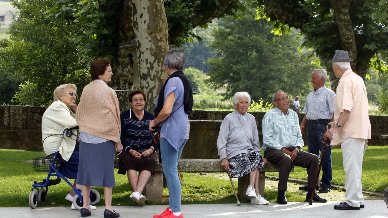 Un grupo de vecinos en la Alameda de Chantada, en una imagen de archivo