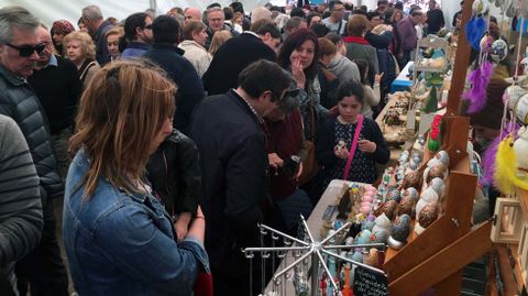 Multitud de compradores abarrotan los puestos de Güevos Pintos.Multitud de compradores abarrotan los puestos de Güevos Pintos