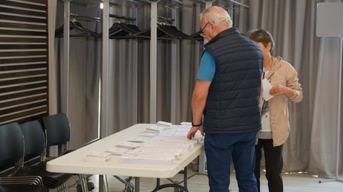 Colegio electoral en el centro cívico de O Castrillón