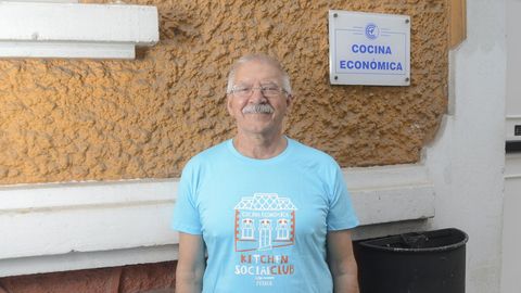En la imagen, Luis Veira, jubilado de 71 años y uno de los cincuenta voluntarios que hacen posible que cada día pueda abrir sus puertas el comedor social de la Cocina Económica