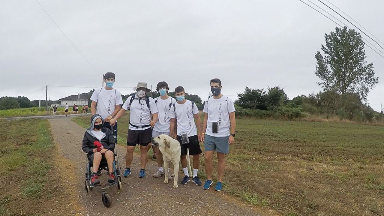 El grupo de ANPEHI, con Jos Manuel a la izquierda, completando el tramo Sarria-Portomarin