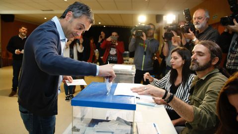 El candidato de la Marea Atlantica y actual alcalde de A Corua, Xulio Ferreiro, votando